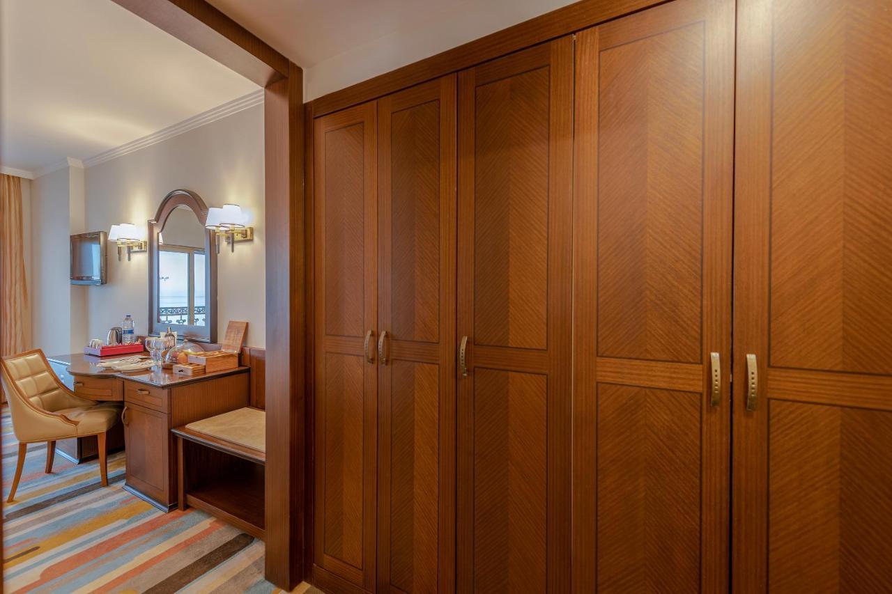 Megasaray Westbeach Antalya Kültér fotó A wardrobe
