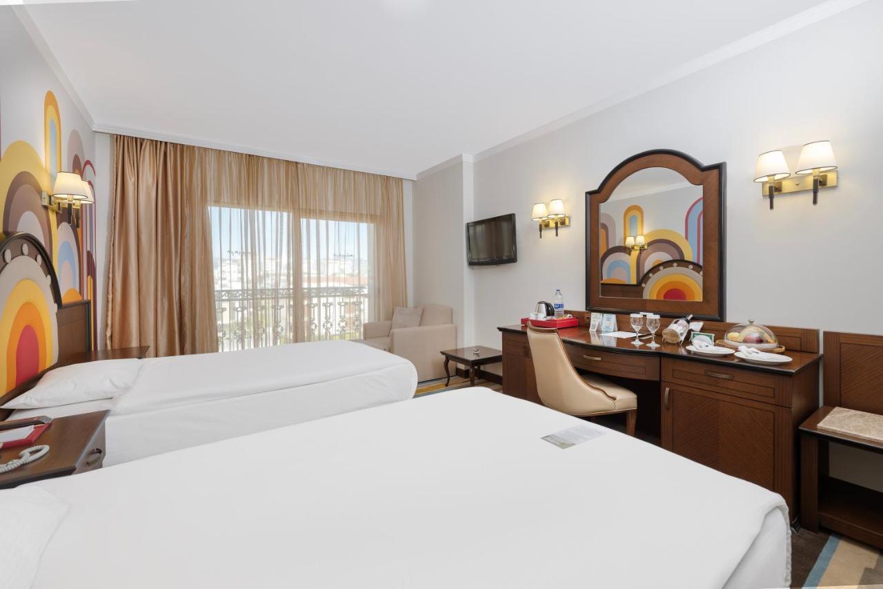Megasaray Westbeach Antalya Kültér fotó A room at the hotel
